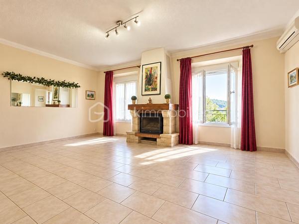 Alès / Quartier Bruèges
Proche toutes commodités, au calme d'une rue tranquille, sur un terrain clos et arboré de 260m2 : 
Venez découvrir cette maison individuelle de 115 m2 au total répartis sur deux niveaux.
Elle propose, en rez-de-chaussée : 
- un F2 indépendant de 37m2 de plain pied comprenant une grande chambre de 14m2, une salle d'eau et un espace de vie avec cuisine ouverte.
- une grande buanderie et une cave viennent compléter ce niveau pour optimiser votre stockage.
À l'étage :
- L'entrée protégée par une véranda dessert la cuisine toute équipée, 
- un couloir desservant le salon/séjour avec cheminée à insert,
- deux chambres de 12 et 14 m2 avec rangements, 
- une salle d'eau, 
- un WC indépendant.
**Fenêtres PVC double vitrage, volets roulants électriques, climatisation réversible, tout à l'égout, fibre ...