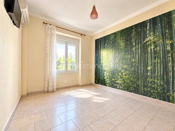 Alès / Quartier Bruèges
Proche toutes commodités, au calme d'une rue tranquille, sur un terrain clos et arboré de 260m2 : 
Venez découvrir cette maison individuelle de 115 m2 au total répartis sur deux niveaux.
Elle propose, en rez-de-chaussée : 
- un F2 indépendant de 37m2 de plain pied comprenant une grande chambre de 14m2, une salle d'eau et un espace de vie avec cuisine ouverte.
- une grande buanderie et une cave viennent compléter ce niveau pour optimiser votre stockage.
À l'étage :
- L'entrée protégée par une véranda dessert la cuisine toute équipée, 
- un couloir desservant le salon/séjour avec cheminée à insert,
- deux chambres de 12 et 14 m2 avec rangements, 
- une salle d'eau, 
- un WC indépendant.
**Fenêtres PVC double vitrage, volets roulants électriques, climatisation réversible, tout à l'égout, fibre ...