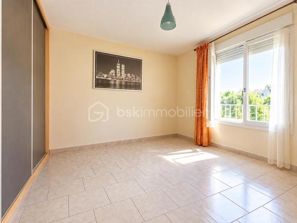Alès / Quartier Bruèges
Proche toutes commodités, au calme d'une rue tranquille, sur un terrain clos et arboré de 260m2 : 
Venez découvrir cette maison individuelle de 115 m2 au total répartis sur deux niveaux.
Elle propose, en rez-de-chaussée : 
- un F2 indépendant de 37m2 de plain pied comprenant une grande chambre de 14m2, une salle d'eau et un espace de vie avec cuisine ouverte.
- une grande buanderie et une cave viennent compléter ce niveau pour optimiser votre stockage.
À l'étage :
- L'entrée protégée par une véranda dessert la cuisine toute équipée, 
- un couloir desservant le salon/séjour avec cheminée à insert,
- deux chambres de 12 et 14 m2 avec rangements, 
- une salle d'eau, 
- un WC indépendant.
**Fenêtres PVC double vitrage, volets roulants électriques, climatisation réversible, tout à l'égout, fibre ...