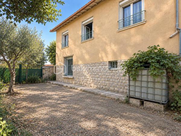 Alès / Quartier Bruèges
Proche toutes commodités, au calme d'une rue tranquille, sur un terrain clos et arboré de 260m2 : 
Venez découvrir cette maison individuelle de 115 m2 au total répartis sur deux niveaux.
Elle propose, en rez-de-chaussée : 
- un F2 indépendant de 37m2 de plain pied comprenant une grande chambre de 14m2, une salle d'eau et un espace de vie avec cuisine ouverte.
- une grande buanderie et une cave viennent compléter ce niveau pour optimiser votre stockage.
À l'étage :
- L'entrée protégée par une véranda dessert la cuisine toute équipée, 
- un couloir desservant le salon/séjour avec cheminée à insert,
- deux chambres de 12 et 14 m2 avec rangements, 
- une salle d'eau, 
- un WC indépendant.
**Fenêtres PVC double vitrage, volets roulants électriques, climatisation réversible, tout à l'égout, fibre ...
