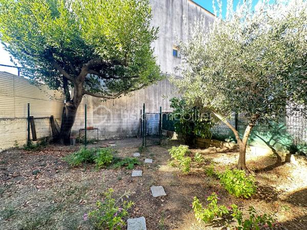 Alès / Quartier Bruèges
Proche toutes commodités, au calme d'une rue tranquille, sur un terrain clos et arboré de 260m2 : 
Venez découvrir cette maison individuelle de 115 m2 au total répartis sur deux niveaux.
Elle propose, en rez-de-chaussée : 
- un F2 indépendant de 37m2 de plain pied comprenant une grande chambre de 14m2, une salle d'eau et un espace de vie avec cuisine ouverte.
- une grande buanderie et une cave viennent compléter ce niveau pour optimiser votre stockage.
À l'étage :
- L'entrée protégée par une véranda dessert la cuisine toute équipée, 
- un couloir desservant le salon/séjour avec cheminée à insert,
- deux chambres de 12 et 14 m2 avec rangements, 
- une salle d'eau, 
- un WC indépendant.
**Fenêtres PVC double vitrage, volets roulants électriques, climatisation réversible, tout à l'égout, fibre ...
