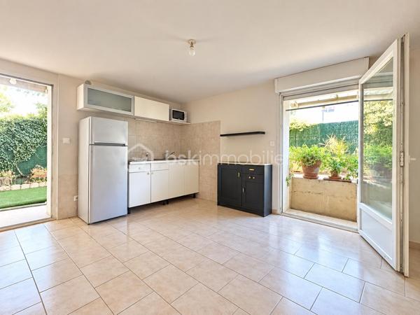 Alès / Quartier Bruèges
Proche toutes commodités, au calme d'une rue tranquille, sur un terrain clos et arboré de 260m2 : 
Venez découvrir cette maison individuelle de 115 m2 au total répartis sur deux niveaux.
Elle propose, en rez-de-chaussée : 
- un F2 indépendant de 37m2 de plain pied comprenant une grande chambre de 14m2, une salle d'eau et un espace de vie avec cuisine ouverte.
- une grande buanderie et une cave viennent compléter ce niveau pour optimiser votre stockage.
À l'étage :
- L'entrée protégée par une véranda dessert la cuisine toute équipée, 
- un couloir desservant le salon/séjour avec cheminée à insert,
- deux chambres de 12 et 14 m2 avec rangements, 
- une salle d'eau, 
- un WC indépendant.
**Fenêtres PVC double vitrage, volets roulants électriques, climatisation réversible, tout à l'égout, fibre ...