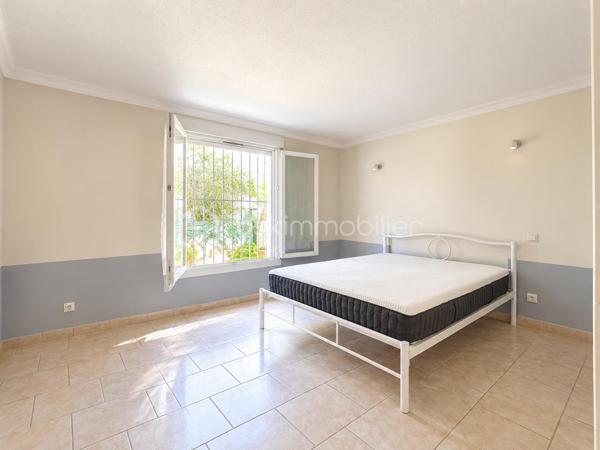 Alès / Quartier Bruèges
Proche toutes commodités, au calme d'une rue tranquille, sur un terrain clos et arboré de 260m2 : 
Venez découvrir cette maison individuelle de 115 m2 au total répartis sur deux niveaux.
Elle propose, en rez-de-chaussée : 
- un F2 indépendant de 37m2 de plain pied comprenant une grande chambre de 14m2, une salle d'eau et un espace de vie avec cuisine ouverte.
- une grande buanderie et une cave viennent compléter ce niveau pour optimiser votre stockage.
À l'étage :
- L'entrée protégée par une véranda dessert la cuisine toute équipée, 
- un couloir desservant le salon/séjour avec cheminée à insert,
- deux chambres de 12 et 14 m2 avec rangements, 
- une salle d'eau, 
- un WC indépendant.
**Fenêtres PVC double vitrage, volets roulants électriques, climatisation réversible, tout à l'égout, fibre ...