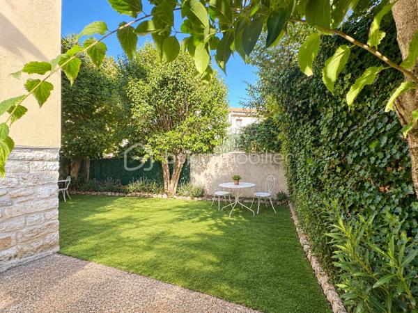 Alès / Quartier Bruèges
Proche toutes commodités, au calme d'une rue tranquille, sur un terrain clos et arboré de 260m2 : 
Venez découvrir cette maison individuelle de 115 m2 au total répartis sur deux niveaux.
Elle propose, en rez-de-chaussée : 
- un F2 indépendant de 37m2 de plain pied comprenant une grande chambre de 14m2, une salle d'eau et un espace de vie avec cuisine ouverte.
- une grande buanderie et une cave viennent compléter ce niveau pour optimiser votre stockage.
À l'étage :
- L'entrée protégée par une véranda dessert la cuisine toute équipée, 
- un couloir desservant le salon/séjour avec cheminée à insert,
- deux chambres de 12 et 14 m2 avec rangements, 
- une salle d'eau, 
- un WC indépendant.
**Fenêtres PVC double vitrage, volets roulants électriques, climatisation réversible, tout à l'égout, fibre ...