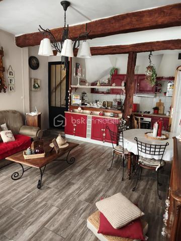 Découvrez cette ravissante maison de village, véritable havre de paix, pleine de charme et d’authenticité. Elle se distingue par un vaste salon/séjour lumineux, agrémenté d’une cuisine ouverte conviviale, parfaite pour partager des moments de joie en famille ou entre amis.

À l’étage, vous trouverez trois belles chambres, idéales pour un sommeil paisible, ainsi qu’une salle d’eau moderne. Un grand bureau avec fenêtre et Velux vous offre une luminosité naturelle, et peut aisément se transformer en chambre supplémentaire pour accueillir vos proches.

Les tomettes traditionnelles et les élégants carreaux de ciment apportent une touche vintage et chaleureuse à l’ensemble, créant une atmosphère unique.

Cette maison, en excellent état, vous attend pour écrire votre nouvelle histoire. Un véritable coup de cœur à ne pas manquer ! N’attendez plus pour visiter ce bien d’exception !