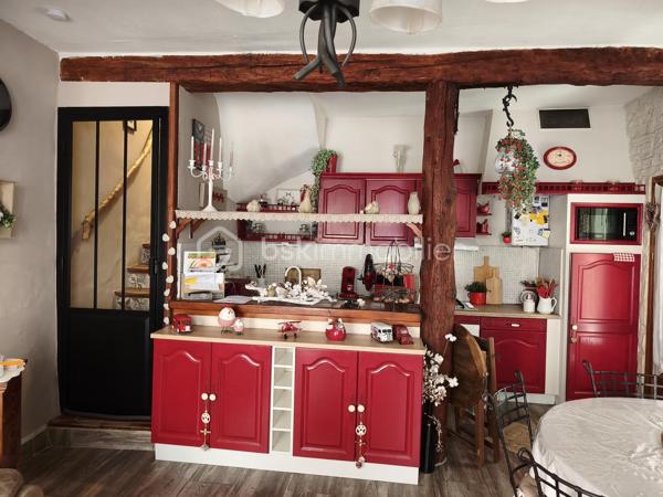 Découvrez cette ravissante maison de village, véritable havre de paix, pleine de charme et d’authenticité. Elle se distingue par un vaste salon/séjour lumineux, agrémenté d’une cuisine ouverte conviviale, parfaite pour partager des moments de joie en famille ou entre amis.

À l’étage, vous trouverez trois belles chambres, idéales pour un sommeil paisible, ainsi qu’une salle d’eau moderne. Un grand bureau avec fenêtre et Velux vous offre une luminosité naturelle, et peut aisément se transformer en chambre supplémentaire pour accueillir vos proches.

Les tomettes traditionnelles et les élégants carreaux de ciment apportent une touche vintage et chaleureuse à l’ensemble, créant une atmosphère unique.

Cette maison, en excellent état, vous attend pour écrire votre nouvelle histoire. Un véritable coup de cœur à ne pas manquer ! N’attendez plus pour visiter ce bien d’exception !