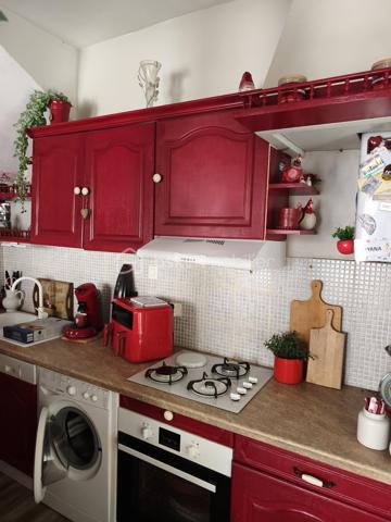 Découvrez cette ravissante maison de village, véritable havre de paix, pleine de charme et d’authenticité. Elle se distingue par un vaste salon/séjour lumineux, agrémenté d’une cuisine ouverte conviviale, parfaite pour partager des moments de joie en famille ou entre amis.

À l’étage, vous trouverez trois belles chambres, idéales pour un sommeil paisible, ainsi qu’une salle d’eau moderne. Un grand bureau avec fenêtre et Velux vous offre une luminosité naturelle, et peut aisément se transformer en chambre supplémentaire pour accueillir vos proches.

Les tomettes traditionnelles et les élégants carreaux de ciment apportent une touche vintage et chaleureuse à l’ensemble, créant une atmosphère unique.

Cette maison, en excellent état, vous attend pour écrire votre nouvelle histoire. Un véritable coup de cœur à ne pas manquer ! N’attendez plus pour visiter ce bien d’exception !
