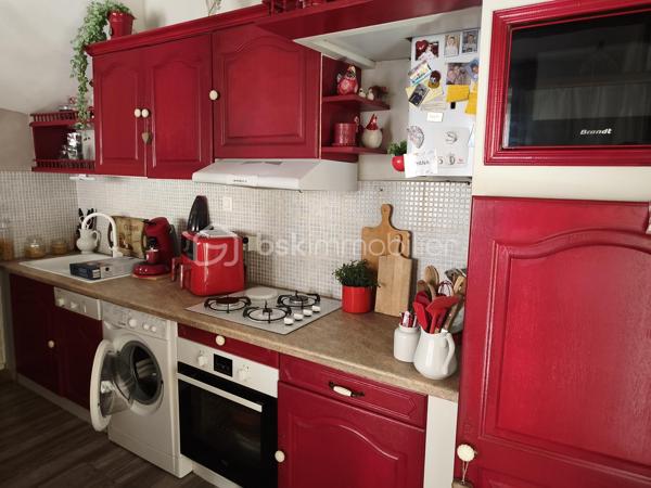 Découvrez cette ravissante maison de village, véritable havre de paix, pleine de charme et d’authenticité. Elle se distingue par un vaste salon/séjour lumineux, agrémenté d’une cuisine ouverte conviviale, parfaite pour partager des moments de joie en famille ou entre amis.

À l’étage, vous trouverez trois belles chambres, idéales pour un sommeil paisible, ainsi qu’une salle d’eau moderne. Un grand bureau avec fenêtre et Velux vous offre une luminosité naturelle, et peut aisément se transformer en chambre supplémentaire pour accueillir vos proches.

Les tomettes traditionnelles et les élégants carreaux de ciment apportent une touche vintage et chaleureuse à l’ensemble, créant une atmosphère unique.

Cette maison, en excellent état, vous attend pour écrire votre nouvelle histoire. Un véritable coup de cœur à ne pas manquer ! N’attendez plus pour visiter ce bien d’exception !