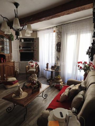 Découvrez cette ravissante maison de village, véritable havre de paix, pleine de charme et d’authenticité. Elle se distingue par un vaste salon/séjour lumineux, agrémenté d’une cuisine ouverte conviviale, parfaite pour partager des moments de joie en famille ou entre amis.

À l’étage, vous trouverez trois belles chambres, idéales pour un sommeil paisible, ainsi qu’une salle d’eau moderne. Un grand bureau avec fenêtre et Velux vous offre une luminosité naturelle, et peut aisément se transformer en chambre supplémentaire pour accueillir vos proches.

Les tomettes traditionnelles et les élégants carreaux de ciment apportent une touche vintage et chaleureuse à l’ensemble, créant une atmosphère unique.

Cette maison, en excellent état, vous attend pour écrire votre nouvelle histoire. Un véritable coup de cœur à ne pas manquer ! N’attendez plus pour visiter ce bien d’exception !