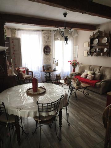 Découvrez cette ravissante maison de village, véritable havre de paix, pleine de charme et d’authenticité. Elle se distingue par un vaste salon/séjour lumineux, agrémenté d’une cuisine ouverte conviviale, parfaite pour partager des moments de joie en famille ou entre amis.

À l’étage, vous trouverez trois belles chambres, idéales pour un sommeil paisible, ainsi qu’une salle d’eau moderne. Un grand bureau avec fenêtre et Velux vous offre une luminosité naturelle, et peut aisément se transformer en chambre supplémentaire pour accueillir vos proches.

Les tomettes traditionnelles et les élégants carreaux de ciment apportent une touche vintage et chaleureuse à l’ensemble, créant une atmosphère unique.

Cette maison, en excellent état, vous attend pour écrire votre nouvelle histoire. Un véritable coup de cœur à ne pas manquer ! N’attendez plus pour visiter ce bien d’exception !