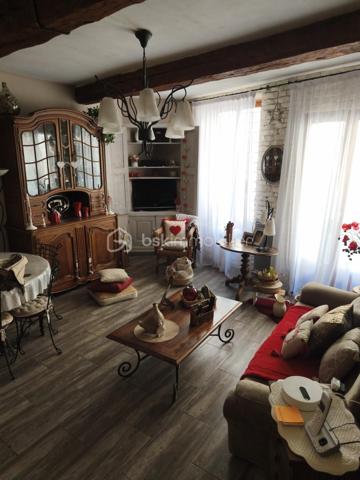 Découvrez cette ravissante maison de village, véritable havre de paix, pleine de charme et d’authenticité. Elle se distingue par un vaste salon/séjour lumineux, agrémenté d’une cuisine ouverte conviviale, parfaite pour partager des moments de joie en famille ou entre amis.

À l’étage, vous trouverez trois belles chambres, idéales pour un sommeil paisible, ainsi qu’une salle d’eau moderne. Un grand bureau avec fenêtre et Velux vous offre une luminosité naturelle, et peut aisément se transformer en chambre supplémentaire pour accueillir vos proches.

Les tomettes traditionnelles et les élégants carreaux de ciment apportent une touche vintage et chaleureuse à l’ensemble, créant une atmosphère unique.

Cette maison, en excellent état, vous attend pour écrire votre nouvelle histoire. Un véritable coup de cœur à ne pas manquer ! N’attendez plus pour visiter ce bien d’exception !