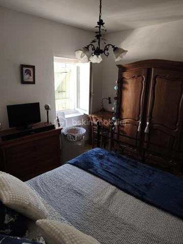 Découvrez cette ravissante maison de village, véritable havre de paix, pleine de charme et d’authenticité. Elle se distingue par un vaste salon/séjour lumineux, agrémenté d’une cuisine ouverte conviviale, parfaite pour partager des moments de joie en famille ou entre amis.

À l’étage, vous trouverez trois belles chambres, idéales pour un sommeil paisible, ainsi qu’une salle d’eau moderne. Un grand bureau avec fenêtre et Velux vous offre une luminosité naturelle, et peut aisément se transformer en chambre supplémentaire pour accueillir vos proches.

Les tomettes traditionnelles et les élégants carreaux de ciment apportent une touche vintage et chaleureuse à l’ensemble, créant une atmosphère unique.

Cette maison, en excellent état, vous attend pour écrire votre nouvelle histoire. Un véritable coup de cœur à ne pas manquer ! N’attendez plus pour visiter ce bien d’exception !