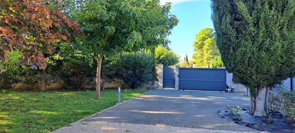 Noves (13550) Villa plain-pied proche centre ville