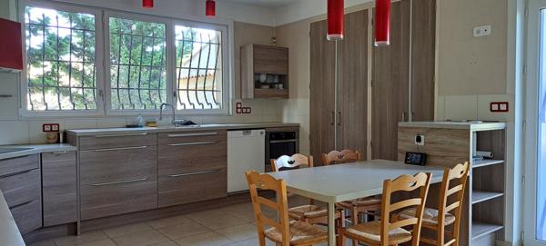 Noves (13550) Villa plain-pied proche centre ville