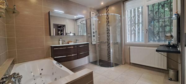 Noves (13550) Villa plain-pied proche centre ville