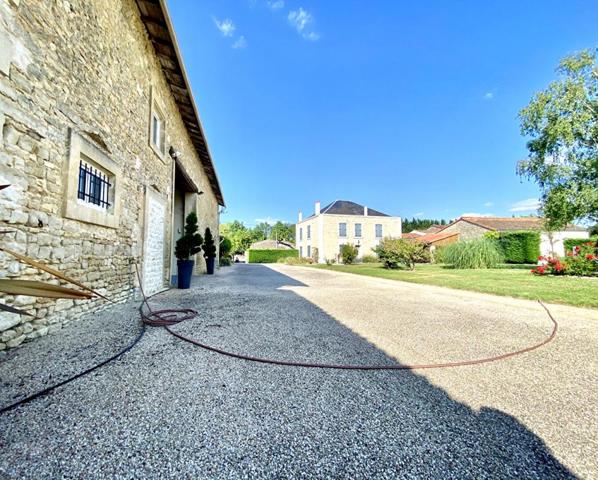 Maison 6 pièce(s) 240 m2, 400m2 de dépendance