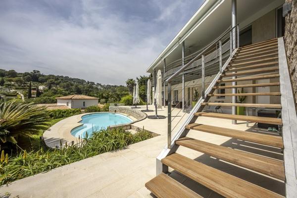 À vendre  belle maison individuelle avec piscine à Mougins, quartier résidentiel recherché.