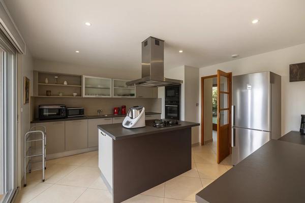À vendre  belle maison individuelle avec piscine à Mougins, quartier résidentiel recherché.