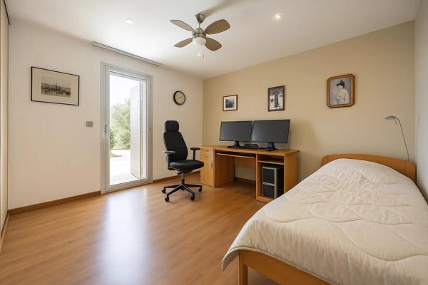 À vendre  belle maison individuelle avec piscine à Mougins, quartier résidentiel recherché.