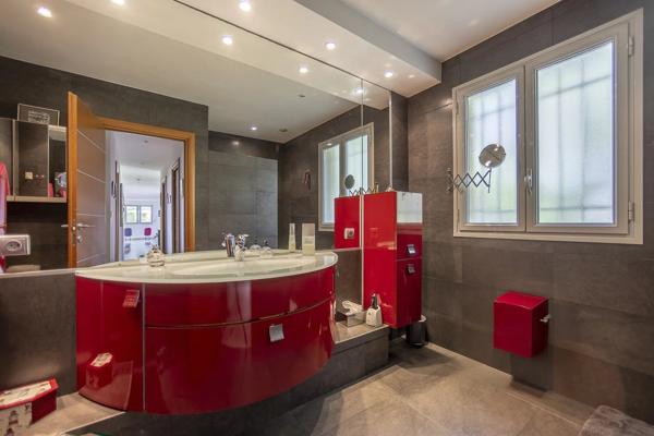 À vendre  belle maison individuelle avec piscine à Mougins, quartier résidentiel recherché.