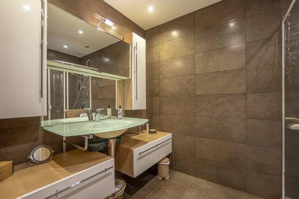 À vendre  belle maison individuelle avec piscine à Mougins, quartier résidentiel recherché.