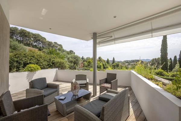 À vendre  belle maison individuelle avec piscine à Mougins, quartier résidentiel recherché.