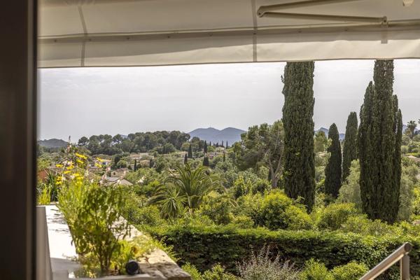 À vendre  belle maison individuelle avec piscine à Mougins, quartier résidentiel recherché.