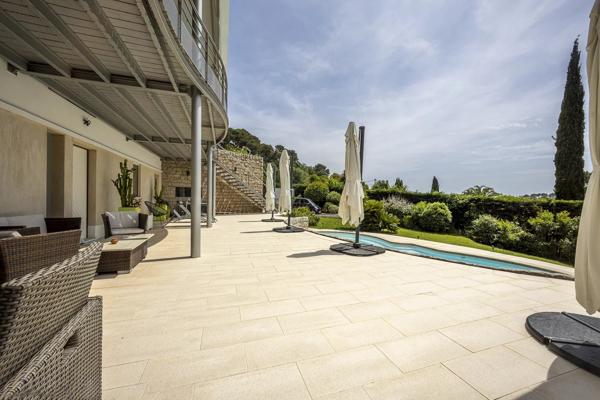 À vendre  belle maison individuelle avec piscine à Mougins, quartier résidentiel recherché.