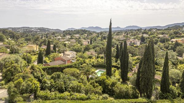 À vendre  belle maison individuelle avec piscine à Mougins, quartier résidentiel recherché.