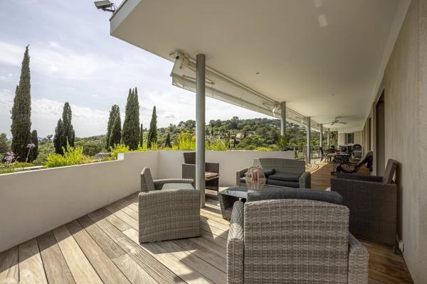 À vendre  belle maison individuelle avec piscine à Mougins, quartier résidentiel recherché.