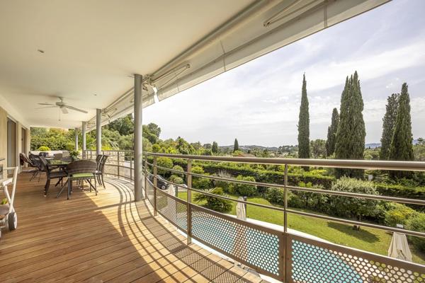 À vendre  belle maison individuelle avec piscine à Mougins, quartier résidentiel recherché.