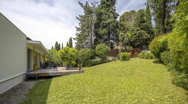 À vendre  belle maison individuelle avec piscine à Mougins, quartier résidentiel recherché.