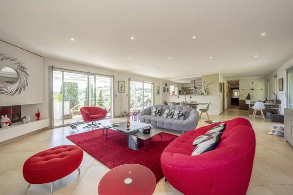À vendre  belle maison individuelle avec piscine à Mougins, quartier résidentiel recherché.