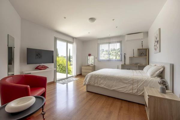 À vendre  belle maison individuelle avec piscine à Mougins, quartier résidentiel recherché.