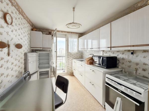 BREST- Appartement T4 lumineux de 74 m² avec loggias et parking au 8 ème étage avec vue mer