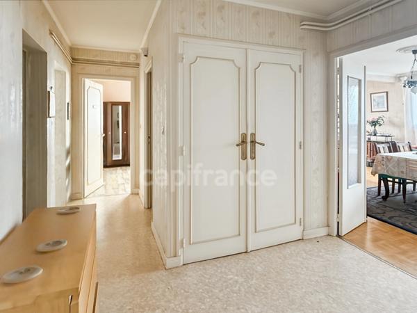 BREST- Appartement T4 lumineux de 74 m² avec loggias et parking au 8 ème étage avec vue mer