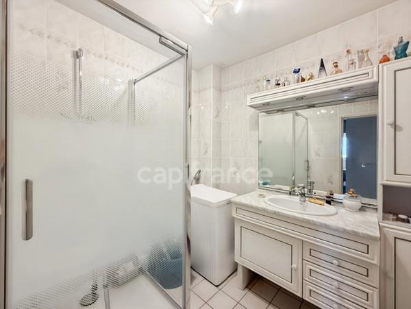 BREST- Appartement T4 lumineux de 74 m² avec loggias et parking au 8 ème étage avec vue mer