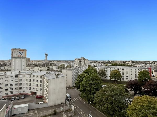 BREST- Appartement T4 lumineux de 74 m² avec loggias et parking au 8 ème étage avec vue mer