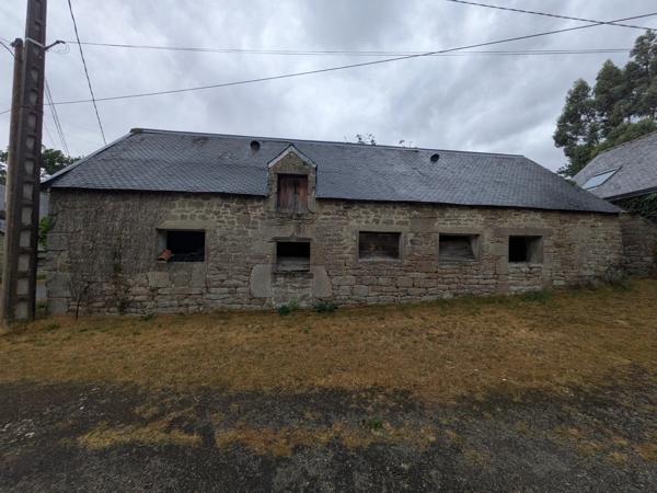 PLOUAY EN CAMPAGNE BÂTIMENT EN PIERRE SOUS ARDOISE ET BAC ACIER DE 75M² PARCELLE DE 380M²