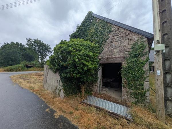 PLOUAY EN CAMPAGNE BÂTIMENT EN PIERRE SOUS ARDOISE ET BAC ACIER DE 75M² PARCELLE DE 380M²