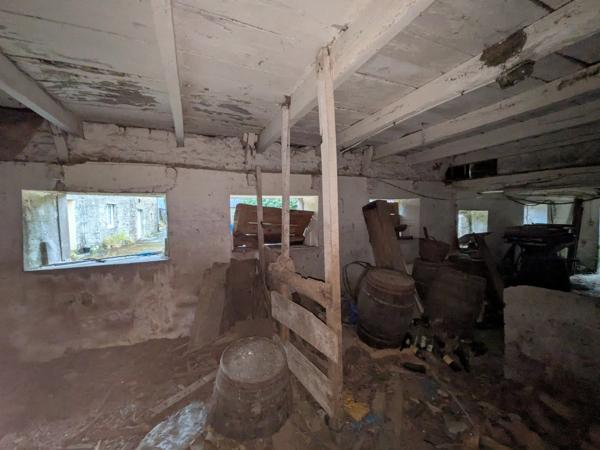 PLOUAY EN CAMPAGNE BÂTIMENT EN PIERRE SOUS ARDOISE ET BAC ACIER DE 75M² PARCELLE DE 380M²