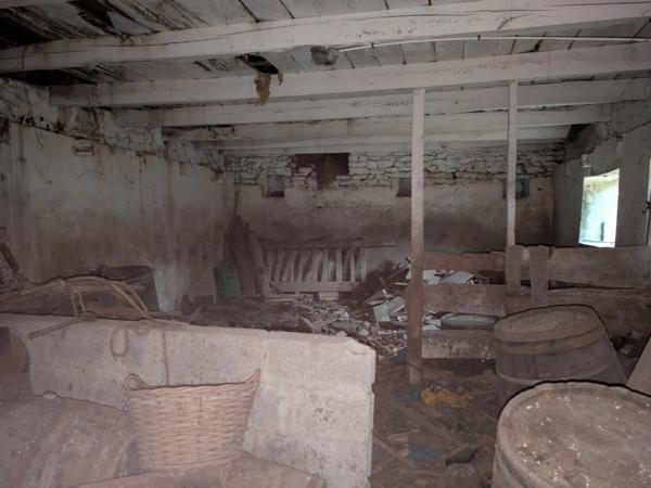 PLOUAY EN CAMPAGNE BÂTIMENT EN PIERRE SOUS ARDOISE ET BAC ACIER DE 75M² PARCELLE DE 380M²