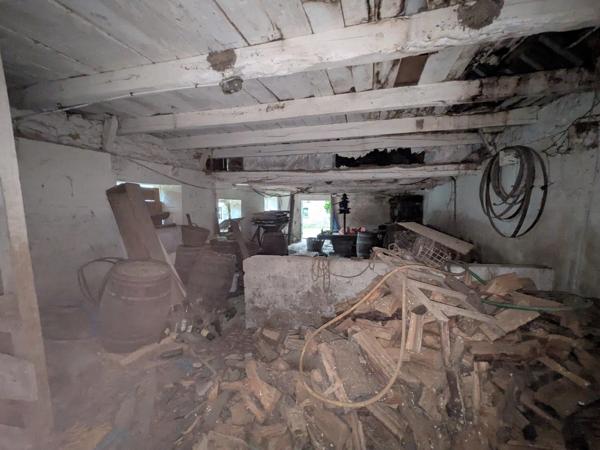 PLOUAY EN CAMPAGNE BÂTIMENT EN PIERRE SOUS ARDOISE ET BAC ACIER DE 75M² PARCELLE DE 380M²