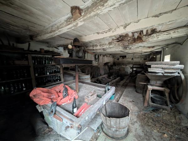 PLOUAY EN CAMPAGNE BÂTIMENT EN PIERRE SOUS ARDOISE ET BAC ACIER DE 75M² PARCELLE DE 380M²