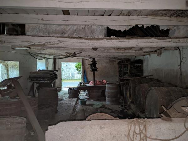 PLOUAY EN CAMPAGNE BÂTIMENT EN PIERRE SOUS ARDOISE ET BAC ACIER DE 75M² PARCELLE DE 380M²