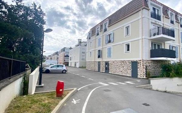 Stationnement à louer    Chelles