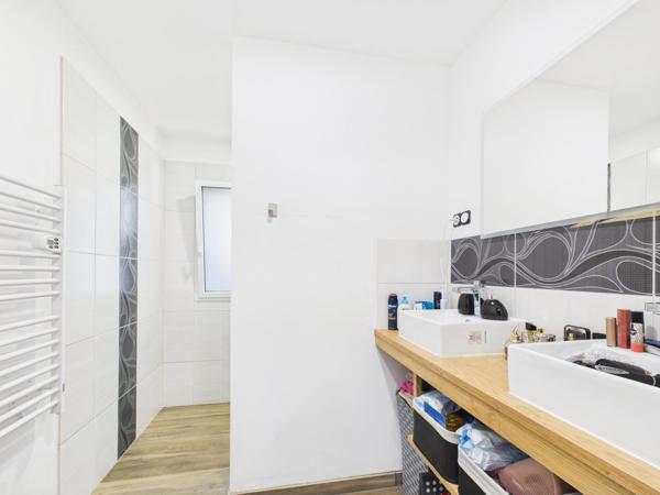 Contemporaine récente dans un environnement privilégié