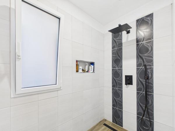 Contemporaine récente dans un environnement privilégié