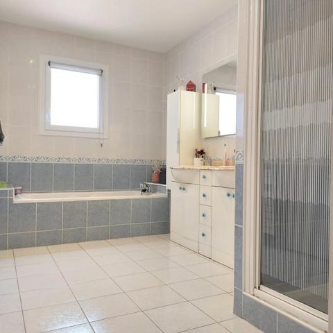 Maison à vendre 5 pièces CAMPSAS (82)avec garage attenant et double garage indépendant, piscine, terrasse couverte, puits, sur 2029m² de terrain.
