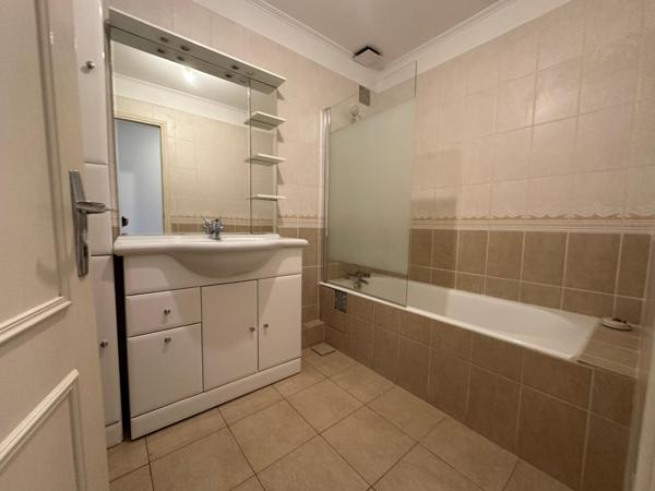 IMMEUBLE AVEC GARAGE ET JARDIN